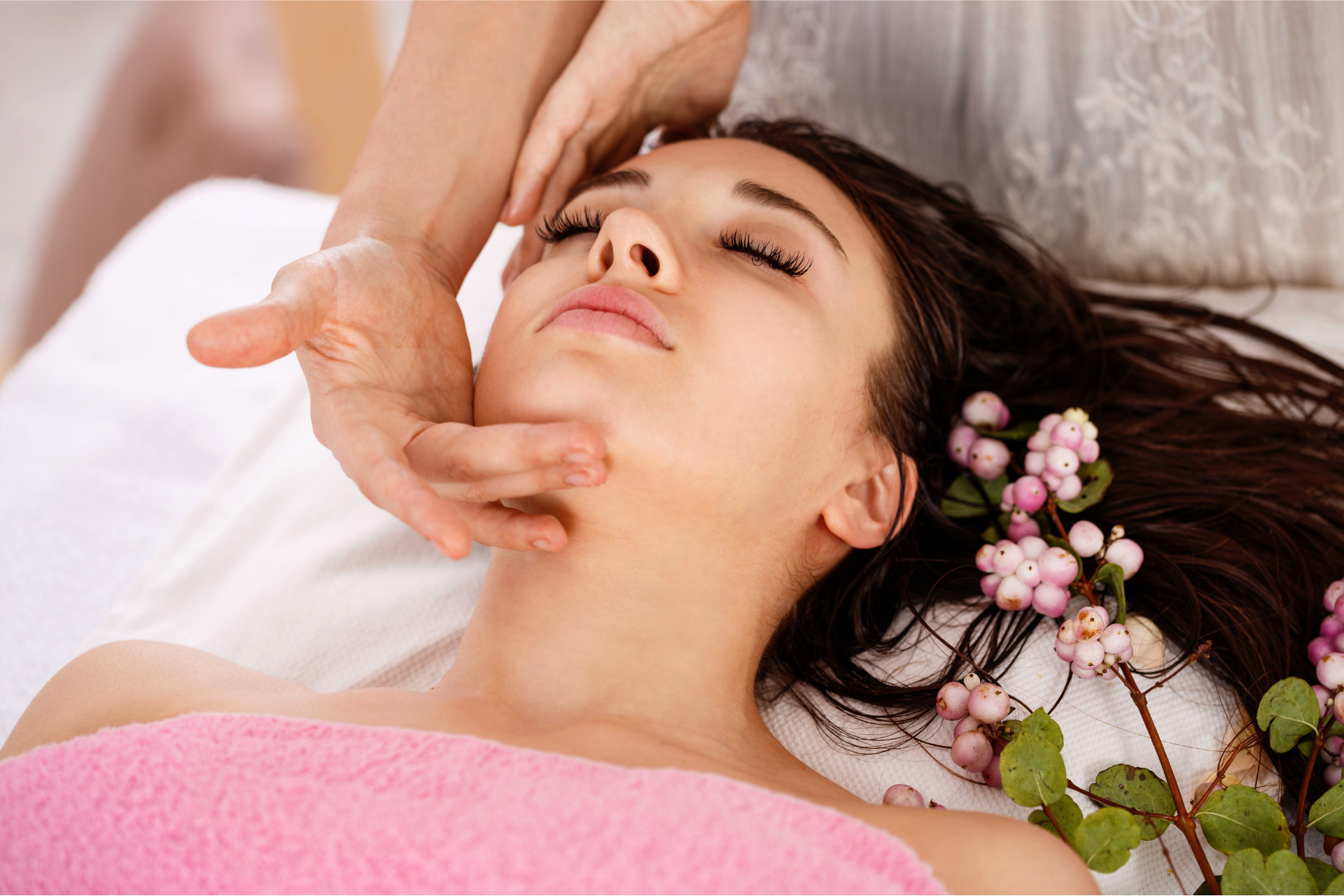 lymphatic-drainage-facial Lady having a facial